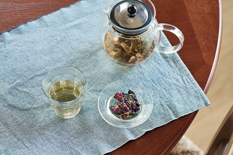 画像: 穏やかな味わいで、茶葉も美しいハーブティー。お茶を出したあとのお茶殻もいい香りがしていやされる