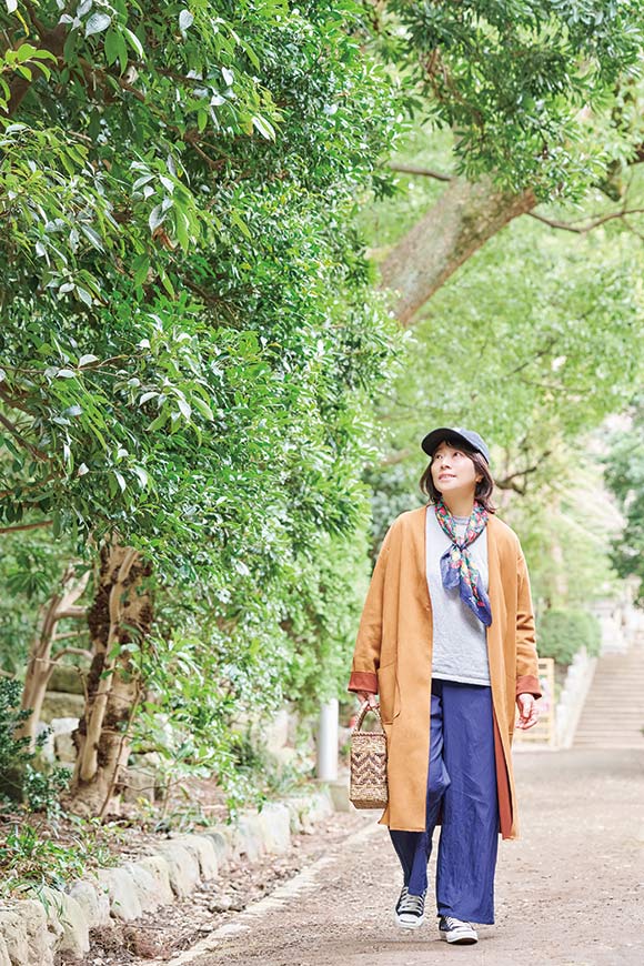 画像: 仕事場の近所を散歩する東さん。神社仏閣や下町風情が残る谷根千エリアなので、街歩きが楽しいそう