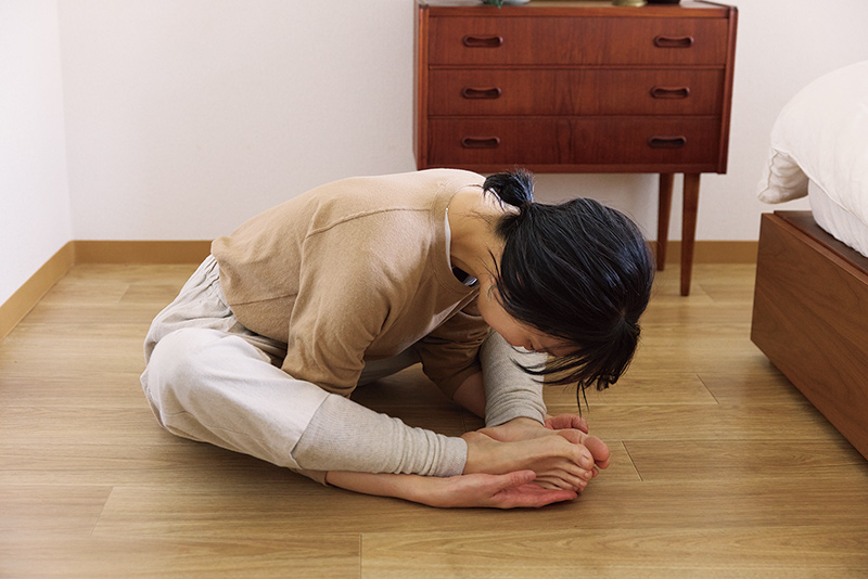 画像: お風呂上がりの10分間、深い呼吸をしながらストレッチをして体をほぐす