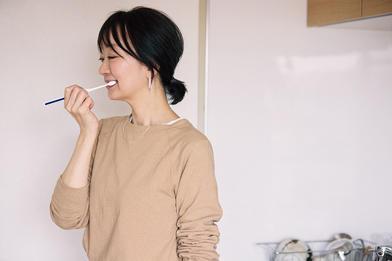 画像: 愛用中のケアアイテム。前歯にフロス、奥歯に歯間ブラシを通したあと、歯ブラシで磨く。最後は歯垢染色剤を塗布して、ワンタフトブラシで１本ずつていねいに仕上げる