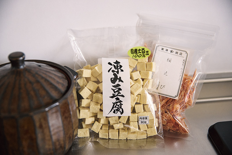 画像: 高野豆腐と桜えび。高野豆腐は戻さずそのまま味噌汁に投入