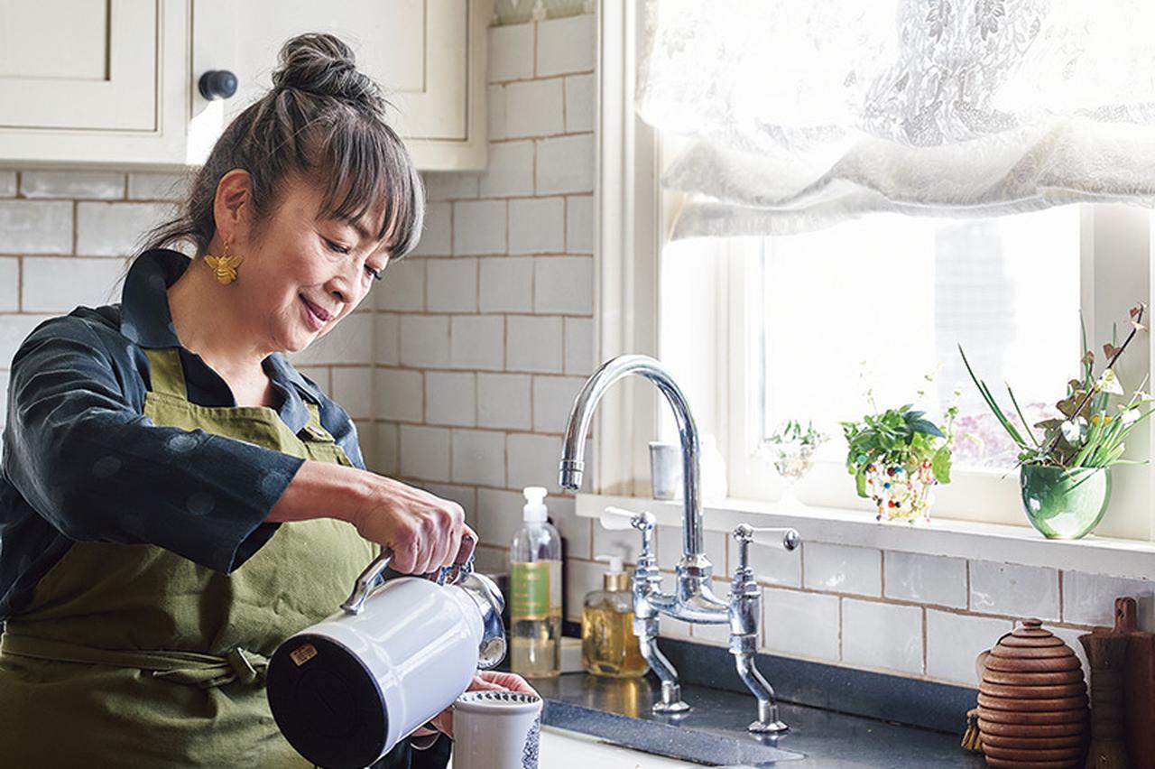 画像: 植物に囲まれたキッチンは「深い呼吸」ができる場所。ガーデンデザイナー・吉谷桂子さんの“庭とつながる”居心地のいい空間づくり - 天然生活web