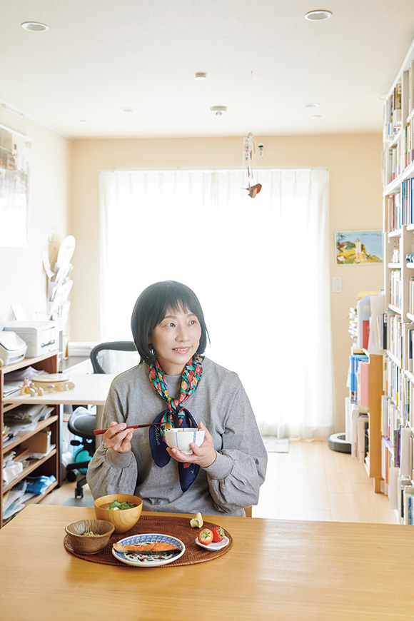 画像: 鳥が好きな東さん。鳴き声が聞こえる季節は、食事中も耳を澄ませている