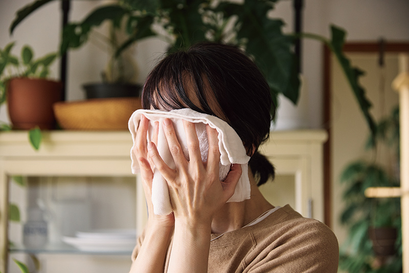 画像: 洗面器に熱湯と水を1：1で入れた50℃のお湯で蒸しタオルをつくる。顔をじんわり温めてから数回に分けてふく。耳や首、デコルテまで流すように
