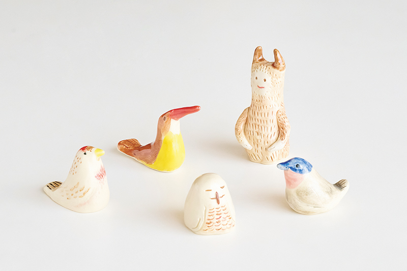 画像: イエティやシロフクロウ、アカショウビンなどの置物