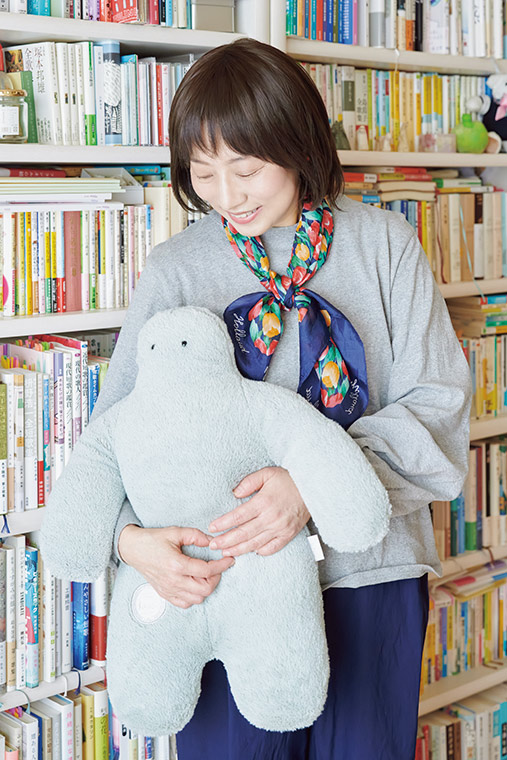 画像: 療養中、東さんが好きなイエティにそっくりと、知人からプレゼントされた抱き枕の「フニオ」。ふにゃりとした抱き心地