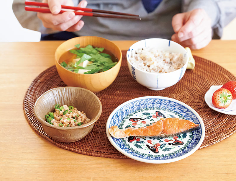 画像: ある日の朝ごはん。ホルモン剤を服用中で骨粗しょう症になりやすいため、カルシウムとビタミンDを含む鮭はよくメニューに登場