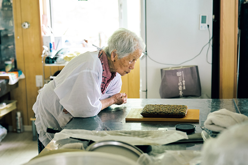 画像: がっぱら餅を味見するミサオさん