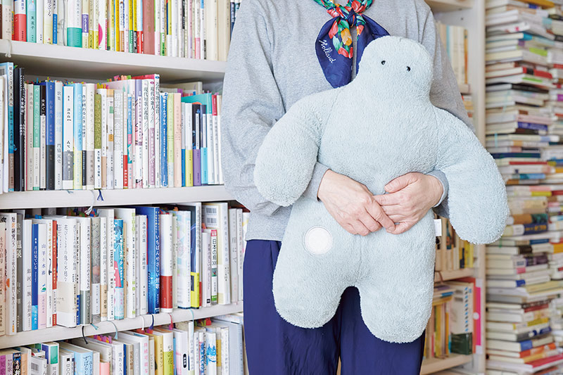 画像: リンパ浮腫のため、むくみ対策に抱き枕の上に左側の腕を乗せて仮眠する