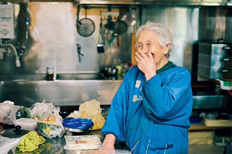 画像: 「特別な料理ではないけど、食べてみる？」取り分けてくれる料理はみな、どれもおいしい。冷蔵庫にあるものでこしらえ、素材の味をいかすよう味がととのえられる。蒸したブロッコリーをマヨネーズと味噌であえたり、炒めものから出たおいしい汁は、はるさめを投入して吸わせたり、その何気ないセンスが抜群