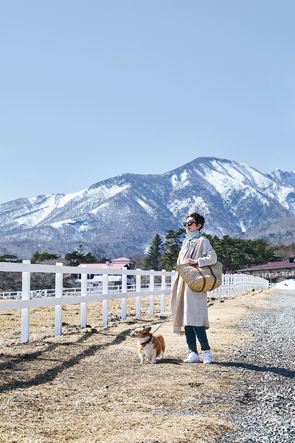 画像: 清里高原の「清泉寮」を愛犬のくるみちゃんと散歩。八ヶ岳や南アルプスが望めるお気に入りスポットだ