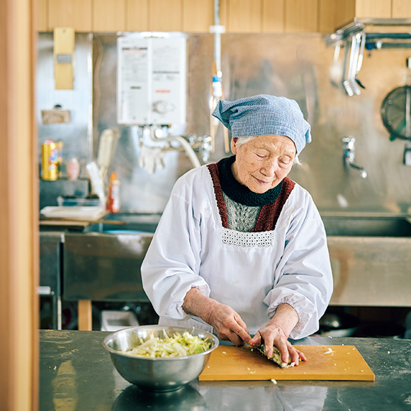 画像: あるもので料理をつくることがミサオさんの日課。硬いものは食べられないので野菜の切り方にもミサオさん流のひと工夫がされる