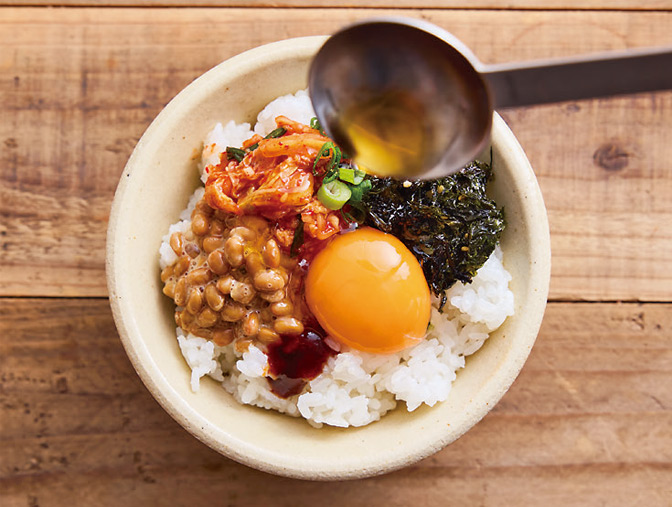 画像: 辛味がほしいなら七味唐辛子をかけたり、たくあんをのせたりしても!