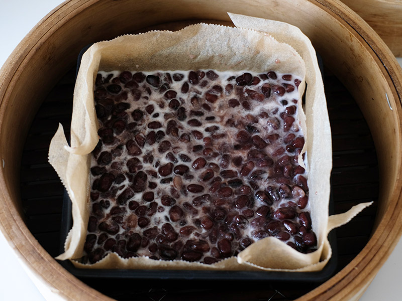 画像: 生地の上に小豆を散らす