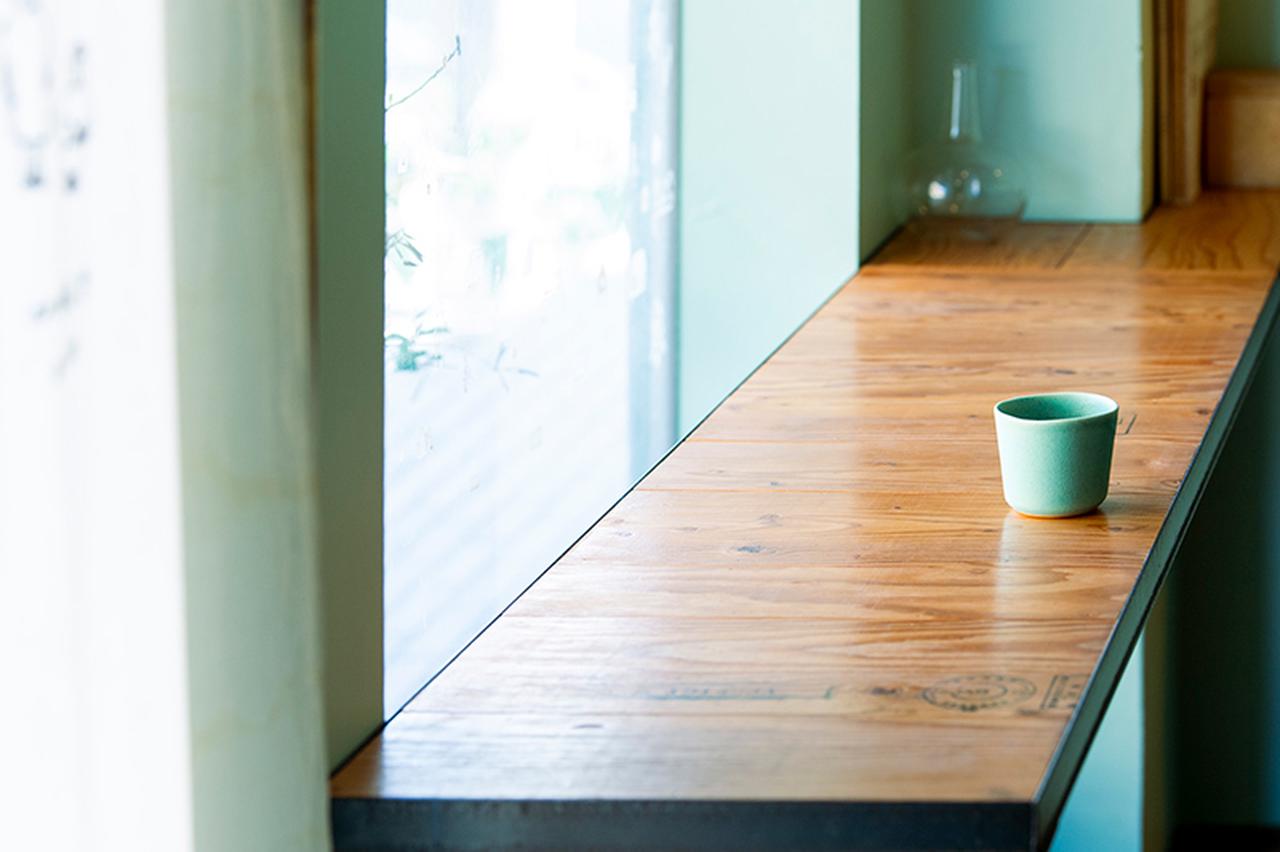 画像: カフェの窓際席。通りを眺める時間が心を整えてくれる