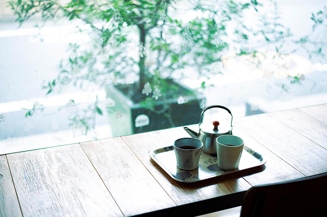 画像: 月の満ち欠けに合わせたハーブティー(新月茶・満月茶)が人気。シンプルな器は、石井啓一さんの作品
