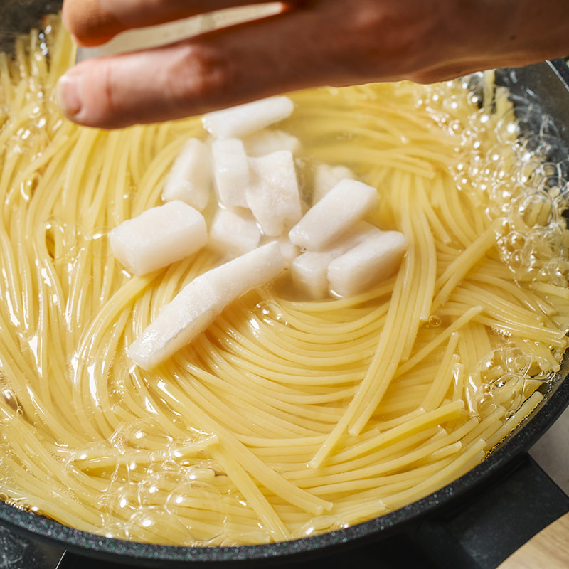 画像: パスタと一緒に冷凍いかをゆでて時短に