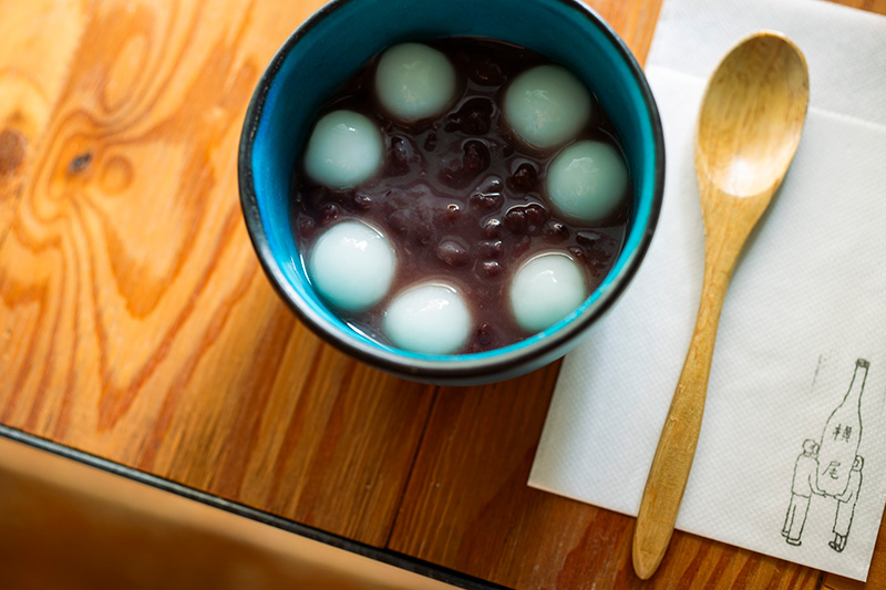 画像: 名物のお汁粉は、甘酒の風味とやさしい甘さ。本格的に和菓子を学んだ横尾さんの自信作