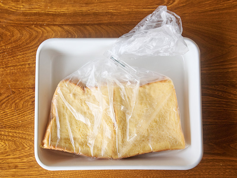 画像: ひと晩おくと卵液が完全にしみ込む