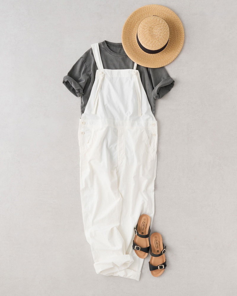 画像: グレーTシャツ　13,200円／ヴェリテクール 帽子　36,300円／ミア ハットアンドアクセサリー サンダル　12,980円／プラクトン（セムインターナショナル） そのほか、スタイリスト私物