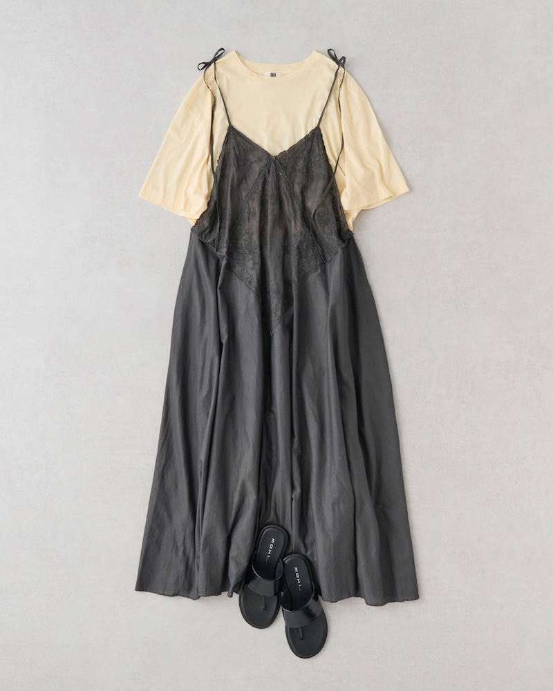 画像: クロップド丈Tシャツ 13,200円/アンフィル キャミワンピース 53,900円/エリテ(ケイエムディファーム) サンダル 12,980円/モヒ(セムインターナショナル)