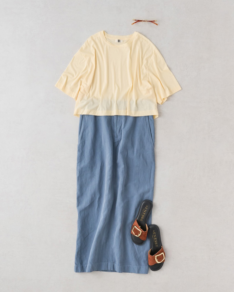 画像: クロップド丈Tシャツ 13,200円/アンフィル スカート 46,200円/アンフィル メガネ 29,700円/ヴォン(トリップ ルミネエスト新宿店) サンダル 12,980円/エネス(セムインターナショナル)