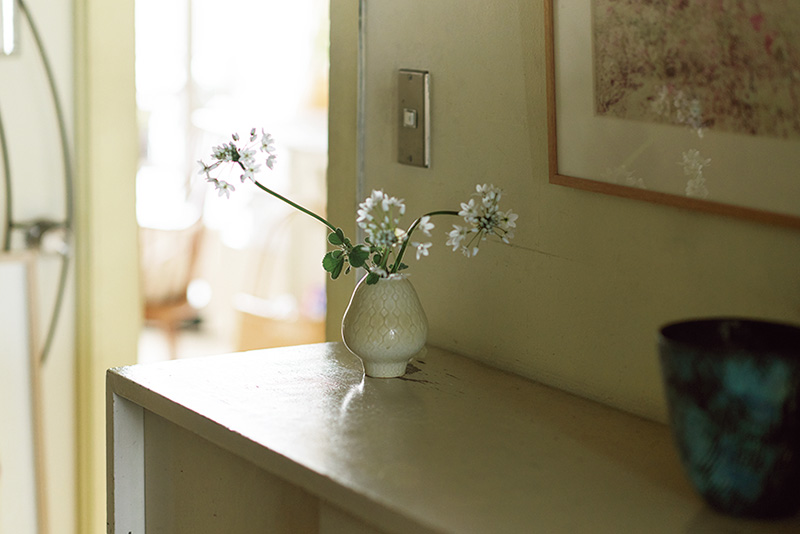 画像: 玄関にも花を欠かさない。「外から帰ってきたときに目に入ると楽しいし、涼しい場所なので花が長持ちします」