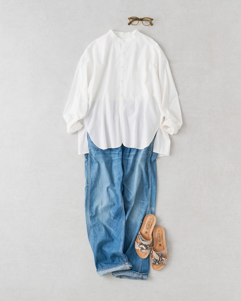 画像: 白シャツ 25,300円/ティッカ デニムパンツ 41,800円/ヴェリテクール メガネ 42,900円/アイヴァン(トリップ ルミネエスト新宿店) サンダル 12,980円/プラクトン(セムインターナショナル)