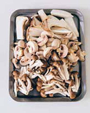画像1: 減塩なのにリッチな味わい「いろいろきのこのクリームパスタ」のつくり方。きのこのうま味と生クリームのコクで大満足のひと皿/料理研究家・藤井恵さん