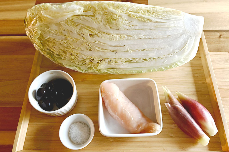 画像1: シャキシャキ食感がたまらない「白菜とみょうがのコールスロー」のつくり方。ささみのコクとオリーブで満足感アップ！｜本多理恵子の「50代からは“手抜き”と“息抜き”」