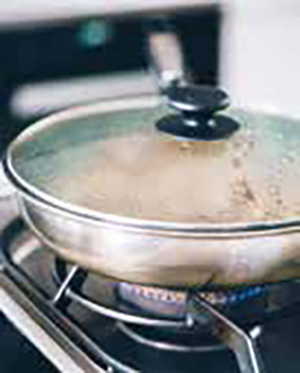 画像1: ご飯がすすむ「牛肉と豆もやしのプルコギ」のつくり方。蒸してうま味をぎゅっと凝縮！ 減塩なのに“しっかりおいしい”2つの調理ポイント／料理研究家・藤井恵さん