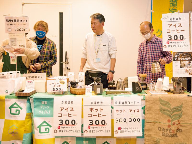 画像: 大盛況だった催しの一コマ。利用者と職員が連携して豆を売ったり、コーヒーを淹れたり