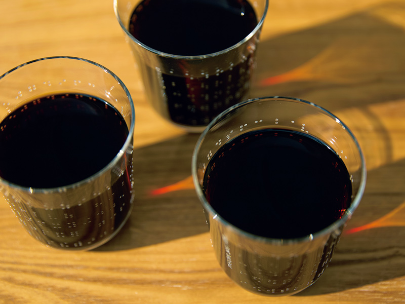 画像: 焙煎した豆の試飲は、お客さんが受け取るのに近い状態を確認するため、焙煎直後ではなく、翌日に実施している