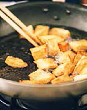 画像1: 高野豆腐でサクサク！「シーザーサラダ高野豆腐クルトン」のつくり方。さわやかな“減塩ヨーグルトドレッシング”と合わせて満足度アップ／料理研究家・藤井恵さん