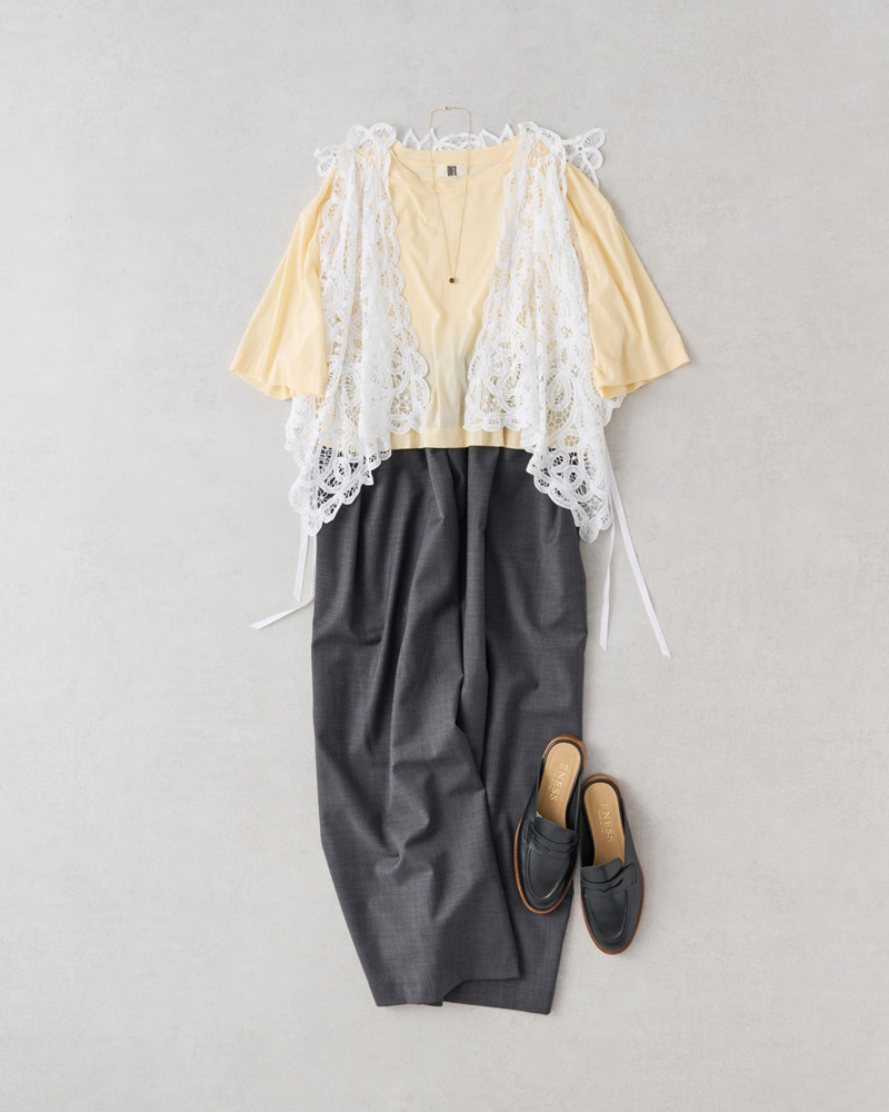 画像: クロップド丈Tシャツ 13,200円/アンフィル レースジレ 33,000円/エリテ(ケイエムディファーム) パンツ 28,600円/ヴェリテクール ネックレス 33,000円/プラウ シューズ 16,500円/エネス(セムインターナショナル)