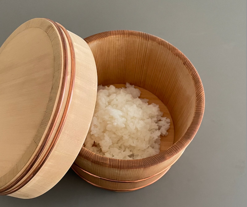 画像: 水でさっとぬらしたおひつに炊き立てのごはんを移します。樹齢300年の木曽さわらでできたおひつはすべて職人さんの手仕事です