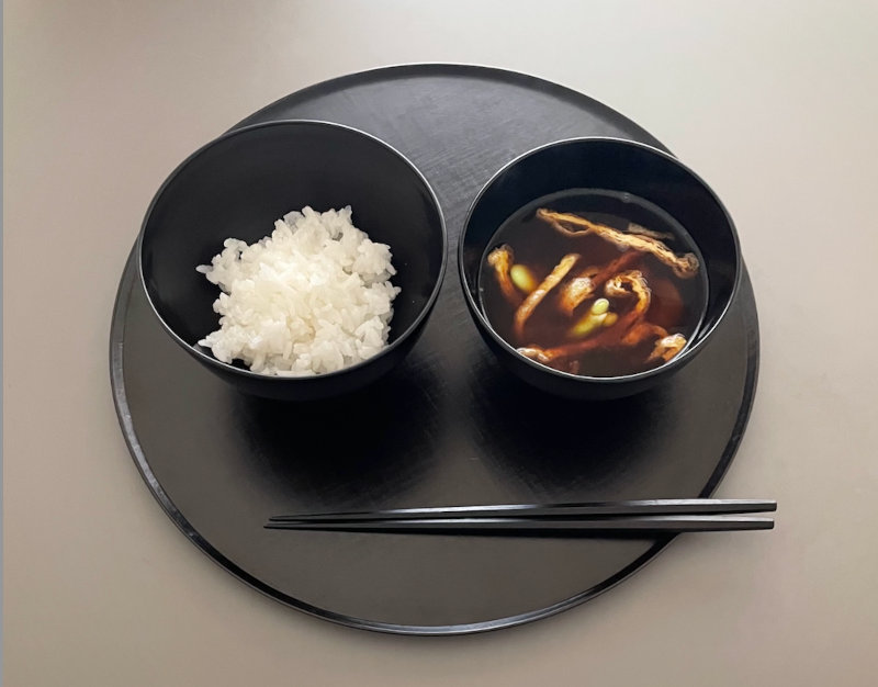 画像: ごはんと味噌汁はいつもこんな感じで。飯碗と汁椀は赤木明燈さん。折敷は鎌田克慈さん。お箸は向島大黒屋さんの江戸木箸