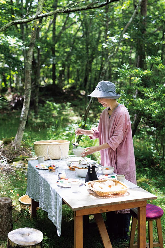 画像: 庭に出したテーブルで、ピクニックランチの準備。「夏でも比較的涼しい土地なので、遊びに来てくれた人たちはみんな喜んでくれます」