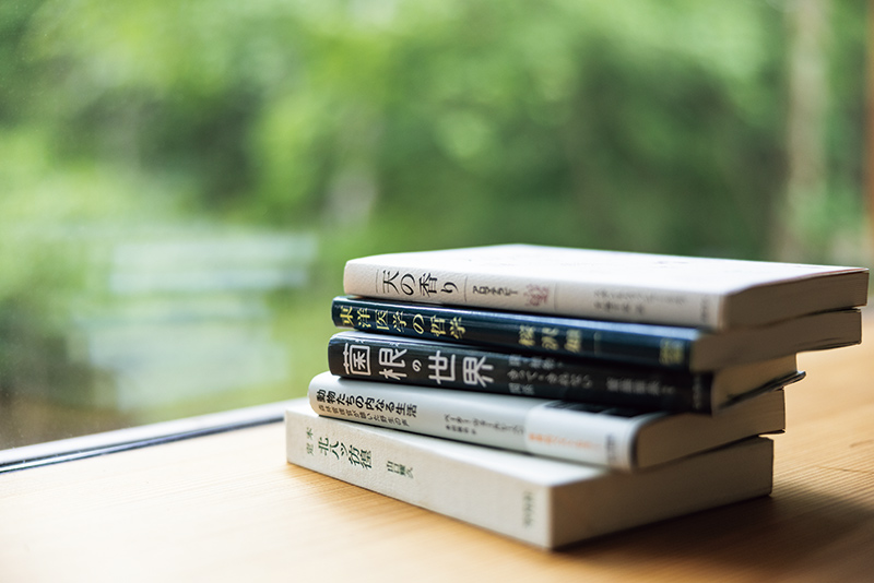 画像: この夏読む本は、スザンネ・フィッシャー・リチィ『天の香り』、桜沢如一『東洋医学の哲学』、齋藤雅典『菌根の世界』、ペーター・ヴォールレーベン『動物たちの内なる生活』、山口耀久『定本 北八ッ彷徨』。自然に関する本が多い