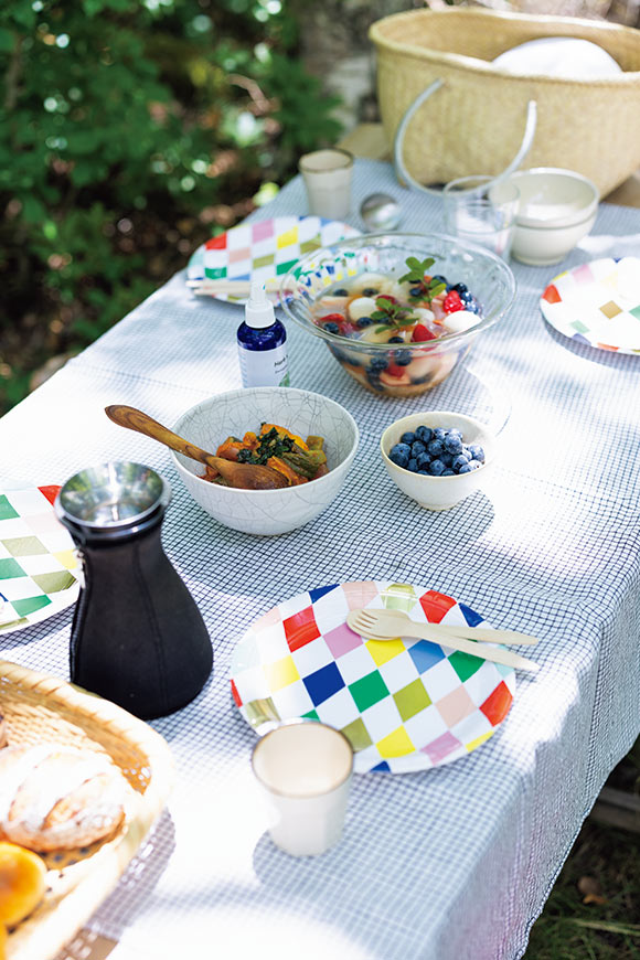 画像: 夏のおもてなし料理、ラタトゥイユとフルーツポンチを並べて。地元の野菜や果物がたっぷり。カラフルな皿はベルリンから持ち帰ったもの