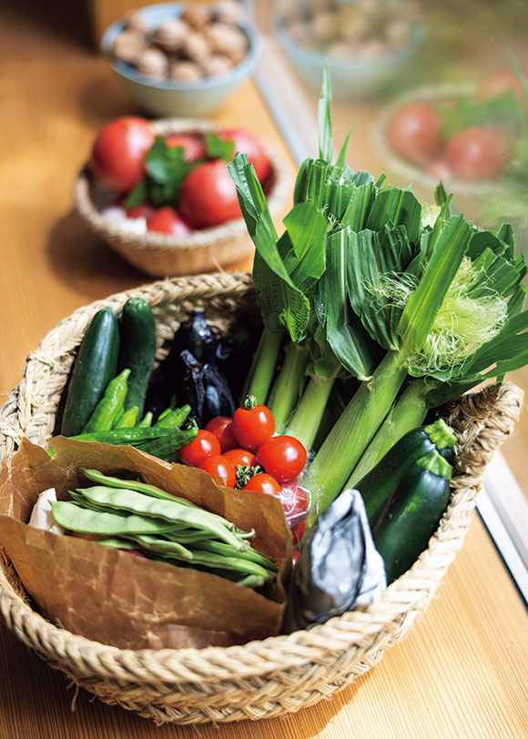 画像: プチトマトやヤングコーン、モロッコいんげん、ししとうなどの夏野菜。近所の直売所に行けば手頃な価格で手に入る