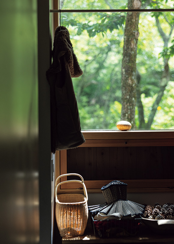 画像: 夏の日差しを暑く感じるときもあるものの、朝晩は涼しくてさわやか。とくに気温の高い日は、ガラス窓の下にある細い窓を開けて風を通す