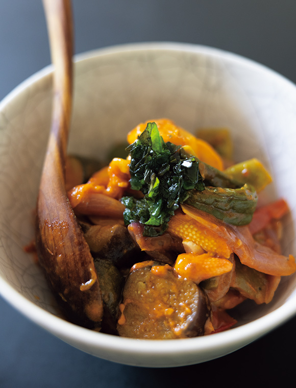 画像: 夏野菜たっぷりのラタトゥイユ。少しだけ入れたカレー粉が味のアクセントに。なすやズッキーニは半日ほど干すことで、うま味を凝縮させる