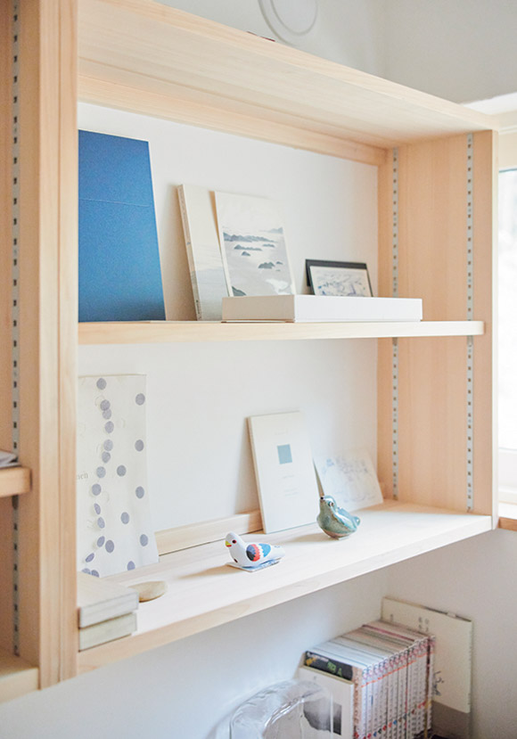画像4: 部屋の「余白」を豊かに彩る花やアートの飾り方。写真や絵を“窓のように楽しむ”アイデア&お気に入り収納グッズ/in-kyo店主・長谷川ちえさん
