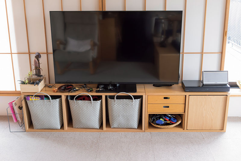画像1: テレビ下には同じバスケットを置いて「ひとかたまり」感を