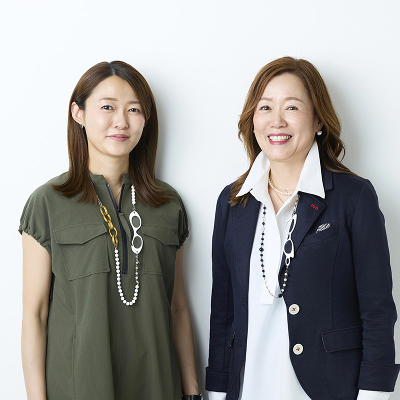 画像: デザイナーのKAYOKO(右)とチーフクラフトウーマンのCaoli(左)