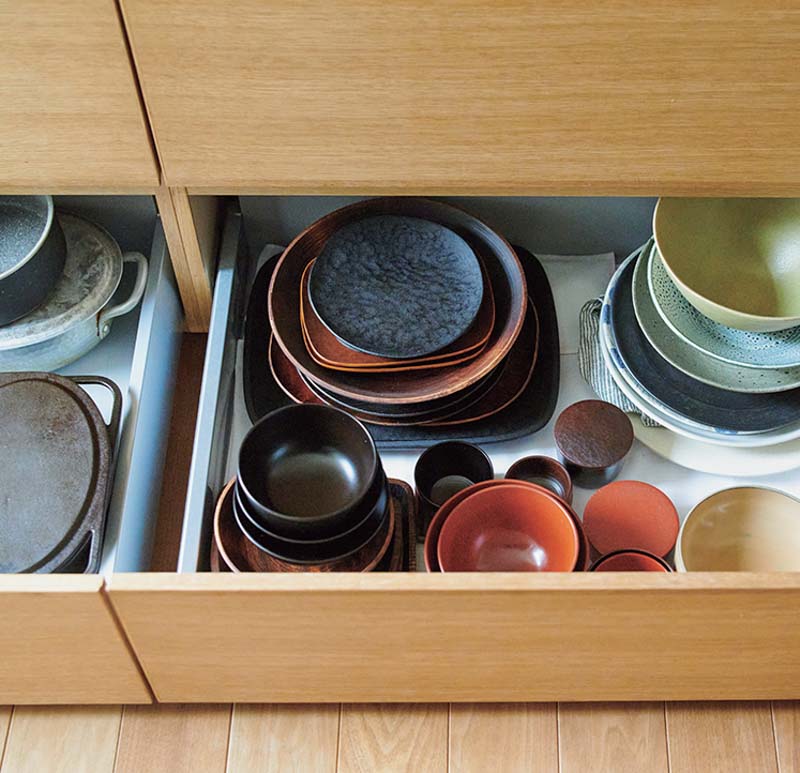 画像2: すっきりした家の「収納の工夫」食器棚は置かずつくりつけの棚に。しまえるものは“すべてしまう”余白のある空間づくり/in-kyo店主・長谷川ちえさん