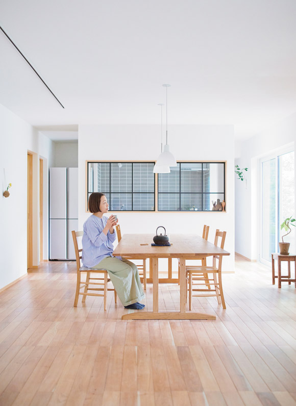 画像: ソファや収納家具は置かずに「すっきり暮らす」ものをたくさん持つより“空間の余白”を味わう豊かな暮らしを／in-kyo店主・長谷川ちえさん