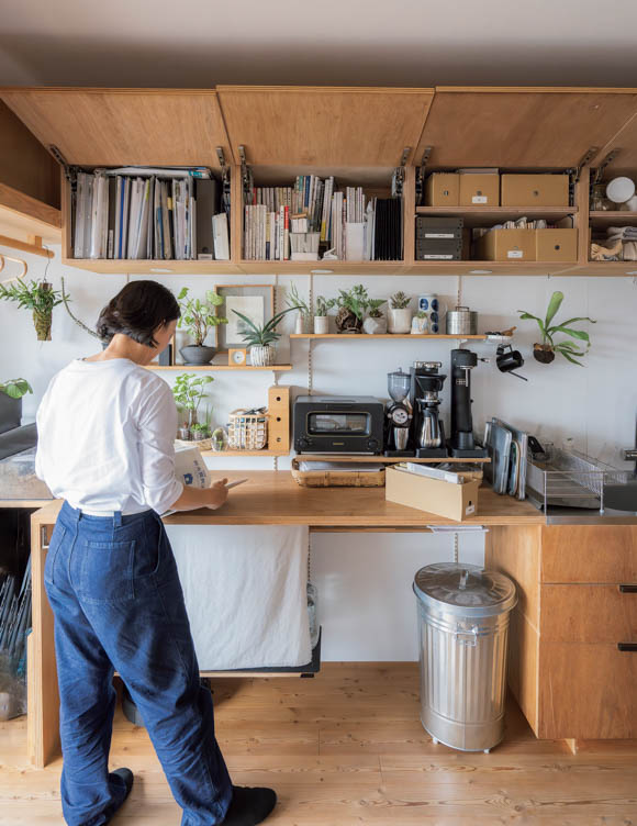 画像1: 部屋のごちゃつきをすっきり見せる「かごや布」の活用術。視覚的な余白で“統一感を出す”ひと工夫とお気に入りの収納グッズ/整理収納コンサルタント・本多さおりさん