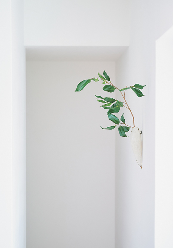 画像2: 部屋の「余白」を豊かに彩る花やアートの飾り方。写真や絵を“窓のように楽しむ”アイデア&お気に入り収納グッズ/in-kyo店主・長谷川ちえさん